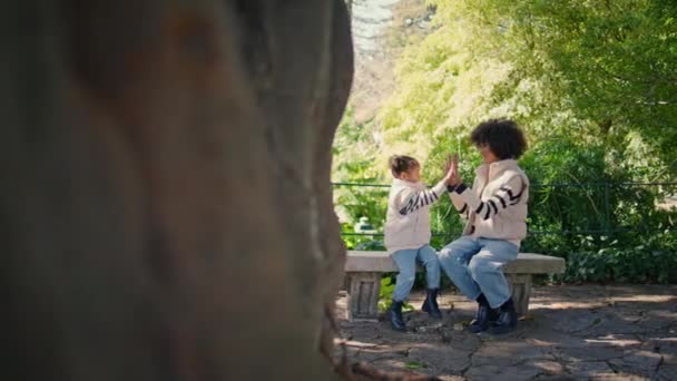 Parkta Güneşli Bir Haftasonu Bankta Oturan Aile Pastası Oynuyor Mutlu — Stok video