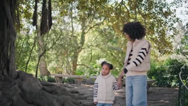Kobieta Pokazuje Córkę Park Drzewo Spacerując Razem Słoneczny Weekend Afrykańska — Wideo stockowe