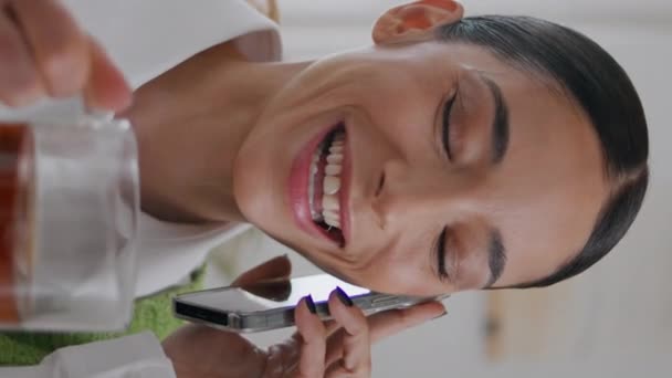 Викликаючи Дівчину Сіє Чай Сміється Вдома Вертикально Крупним Планом Щаслива — стокове відео