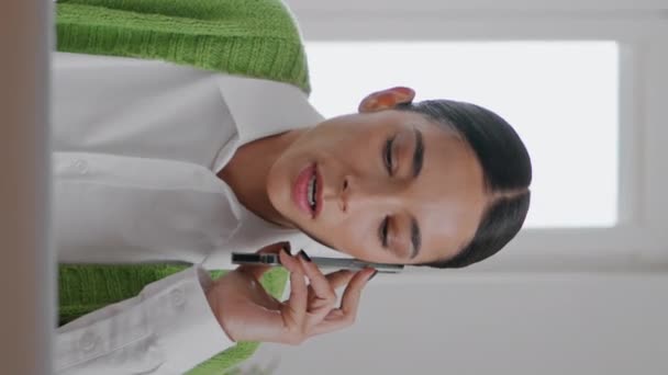 Mujer Negocios Nerviosa Hablando Teléfono Móvil Lugar Trabajo Remoto Primer — Vídeo de stock
