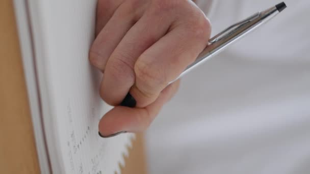 Mulher Mãos Escrevendo Caderno Mesa Madeira Tiro Vertical Closeup Mulher — Vídeo de Stock