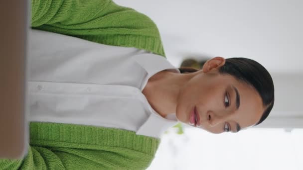Vertikální Portrétní Žena Studující Notebook Usmívající Světlý Dům Closeup Šťastný — Stock video