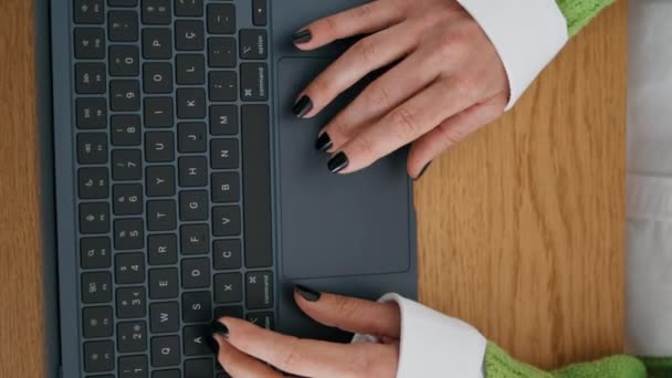 Kvinnliga Händer Arbetar Laptop Hemmakontoret Vertikala Närbild Oigenkännlig Dam Skriva — Stockvideo