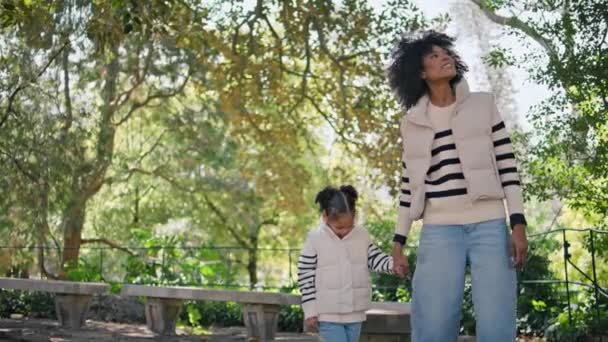 Мати Вела Маленьку Доньку Вручну Гуляючи Красивому Зеленому Парку Усміхнена — стокове відео