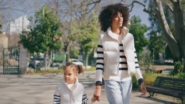 Donna Afroamericana Che Cammina Con Bambina Sunny Park Felice Giovane — Video Stock