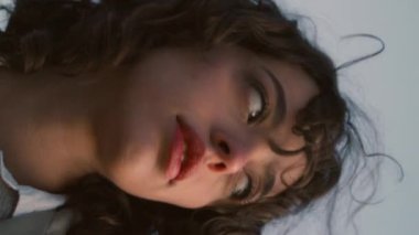 Dikey gece görüşünde poz veren endişeli kız portresi. Düşünceli kıvırcık kadın deniz kenarında dinlenirken akşam yaşanan kişisel krizi düşünüyor. Mutsuz yalnız ergen kendini güvensiz hissediyor. Hüzünlü yalnızlık kavramı