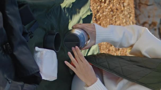Туристичні Руки Заливають Кавовий Чай Термос Вертикальними Дівчата Відпочивають Пікніку — стокове відео