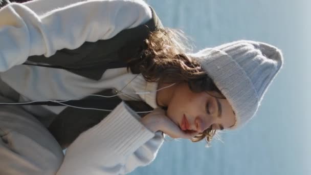 Serene Kız Okyanus Yamacında Dikey Müzikten Hoşlanıyor Hayalperest Kadın Kapalı — Stok video
