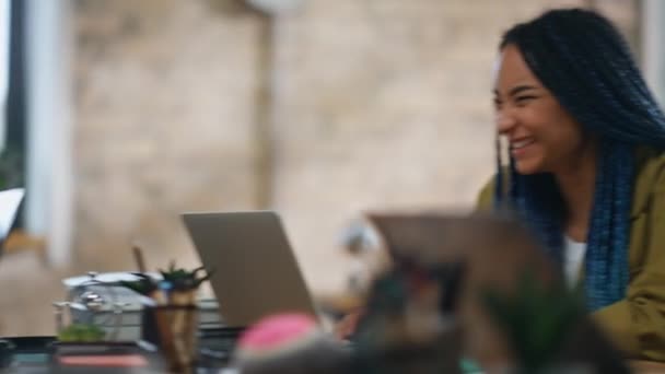 Pár Šťastných Kolegů Vtipkuje Když Sedí Stolu Notebookem Zblízka Veselí — Stock video
