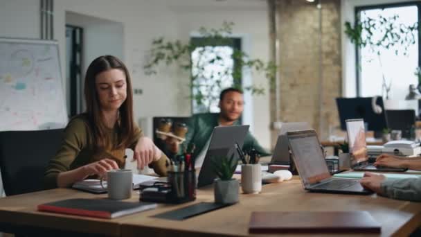 Vänlig Arbetare Med Kaffe Till Arbetskamrater Sittbord Moderna Coworking Utrymme — Stockvideo