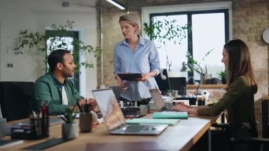 Modern şirket işyerindeki ofis çalışanlarını denetleyen bir iş kadını. Kendine güvenen bayan patron, erkek yöneticiye dizüstü bilgisayarlı işi açıklar. İki çok ırklı iş arkadaşı CEO hakkında beş dedikodu yapıyor..