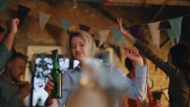 Вечірні Друзі Танцюють Приміщенні Святкуючи День Народження Ввечері Радісна Молодь — стокове відео