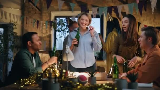 Zrelaksowani Koledzy Rozmawiający Przyjęciu Urodzinowym Trzymający Butelki Piwa Szczęśliwego Wielonarodowego — Wideo stockowe