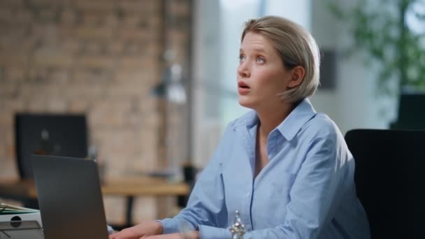 Erschöpfte Geschäftsfrau Die Laptop Zuklappt Sitzt Großaufnahme Einem Leeren Modernen — Stockvideo
