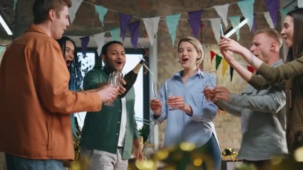 Компания Друзей Наливает Шампанское Бокалы День Рождения Счастливые Коллеги Празднуют — стоковое видео