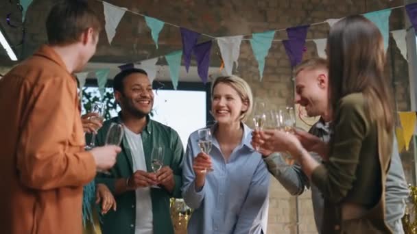 Tým Směje Firemním Večírkům Cinká Skleničkami Šampaňského Veselí Šťastní Kolegové — Stock video
