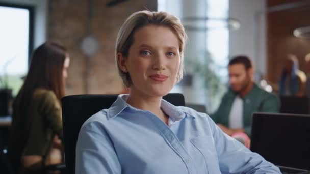 Чудова Бізнес Леді Посміхається Камері Сидячи Офісному Коворкінгу Командою Крупним — стокове відео