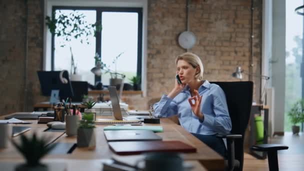 사무실에 스마트 자신감 전화로 매력적인 스마트 레이디 매니저 컨설팅 클라이언트 — 비디오