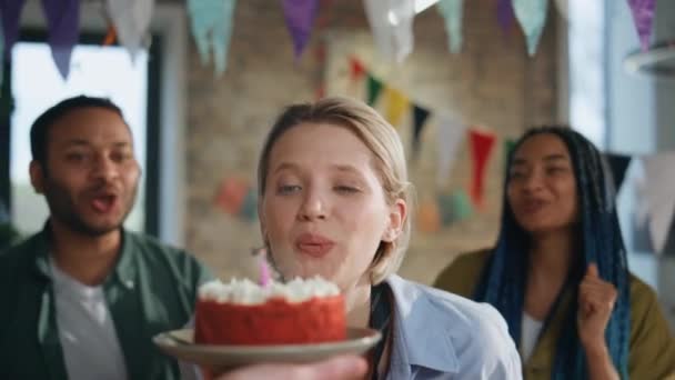 Joyeux Femme Affaires Soufflant Des Bougies Sur Gâteau Anniversaire Fête — Video