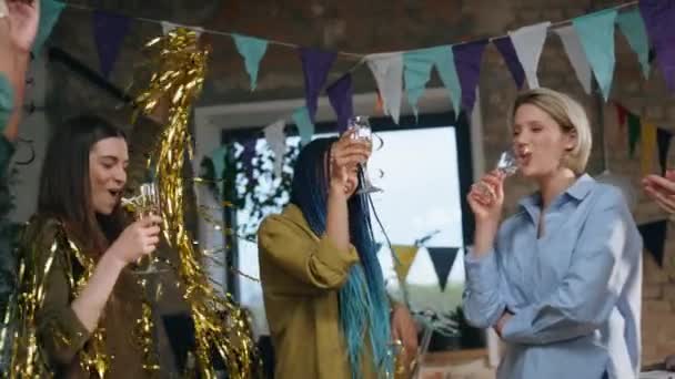Emocionado Equipo Disfrutar Celebración Cumpleaños Oficina Decorada Brillante Felices Compañeros — Vídeos de Stock