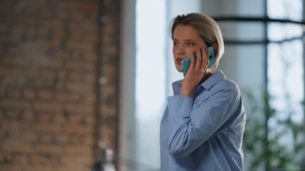 Звоню Женщине Стоящей Офисе Синей Рубашке Уверенная Богатая Деловая Женщина — стоковое видео