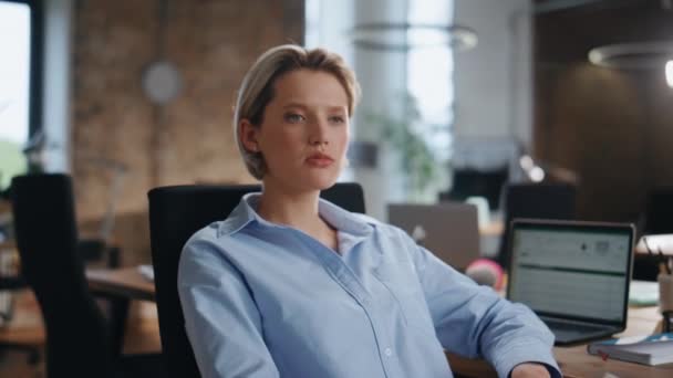 Portrait Confident Businesswoman Sitting Empty Modern Office Beautiful Gorgeous Lady — Stock Video