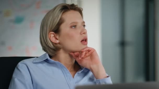 Tankevækkende Forretningskvinde Tænker Arbejde Problem Sidder Virksomhedens Arbejdsplads Tæt Selvsikker – Stock-video