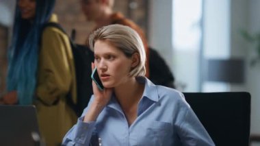 Mesai saatinden sonra modern ofiste cep telefonuyla konuşan endişeli bir işçi. İş arkadaşları eve giderken ciddi bir iş kadını telefonda sorunları çözüyor. Kadın yöneticinin telefon konuşmasını bitirmesi gerekiyor.