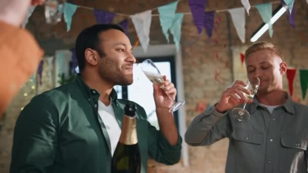 Радостные Коллеги Пьют Шампанское Празднуя Победу Бизнеса Современном Офисе Крупным — стоковое видео