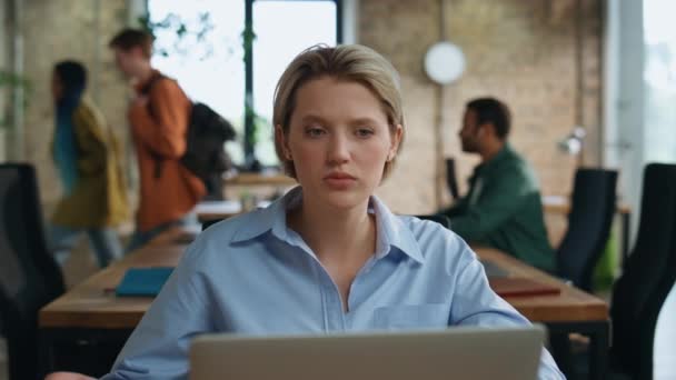 オフィスに座っている過労なビジネスウーマンは ラップトップの画面を閉じているように見えます 忙しい女性が残業中にコーヒーを飲んでいる 女性同僚に別れを告げて帰宅するチームの同僚 — ストック動画