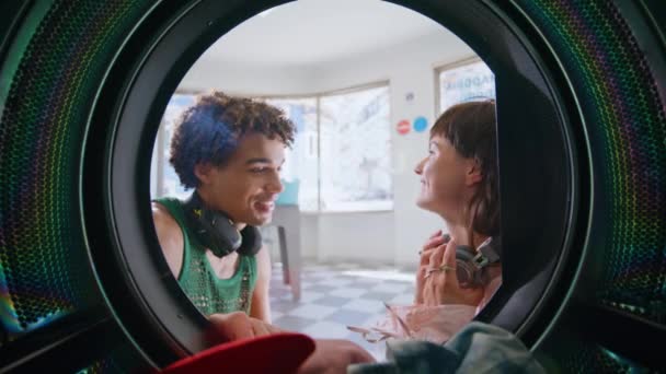 Teenage Přátelé Poslech Hudby Prádelně Detailní Usmívající Pár Praní Oblečení — Stock video