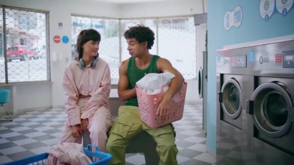 Dva Šťastní Přátelé Smáli Veřejné Prádelně Pečliví Teenageři Perou Čekající — Stock video