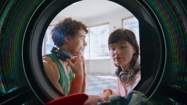 Penutup Pasangan Mencuci Pakaian Binatu Umum Smiling Friends Watching Underwear — Stok Video