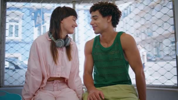 Kochająca Para Patrząca Bliska Uśmiechnięte Nastolatki Flirtują Pralni Atrakcyjni Młodzi — Wideo stockowe
