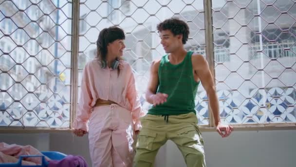 Šťastní Teenageři Spolu Smějí Prádelně Veselá Holka Kluk Praní Oblečení — Stock video