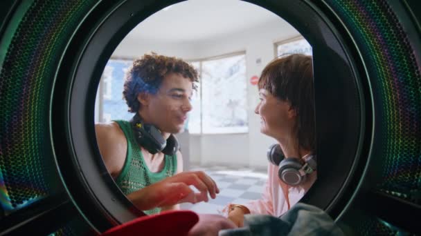 Pärchen Beim Öffentlichen Waschsalon Nahaufnahme Lächelnde Freunde Warten Der Waschküche — Stockvideo