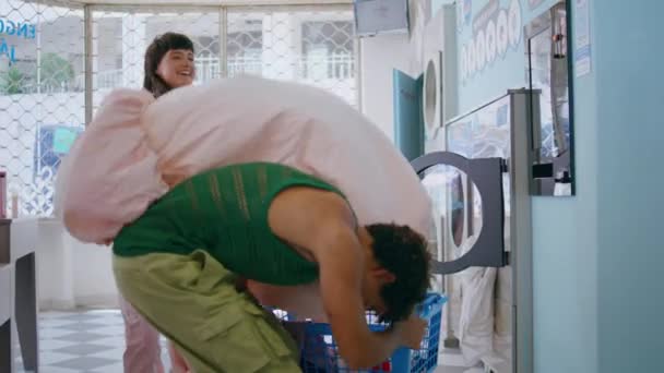 Teman Remaja Bersenang Senang Ruang Laundromat Pasangan Manis Melakukan Binatu — Stok Video