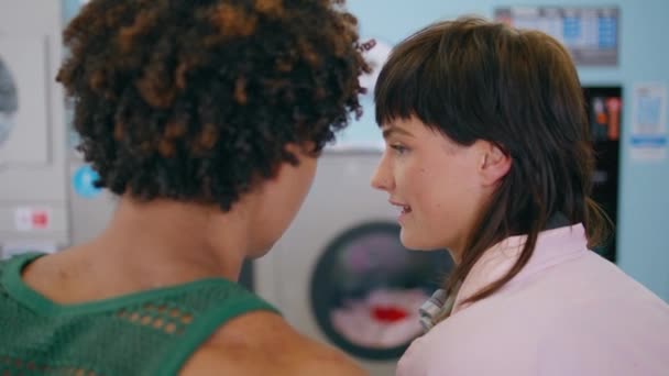 Gülümseyen Aşıklar Halka Açık Çamaşırhanede Konuşuyorlar Sevecen Çift Yakınlaşıyor Genç — Stok video