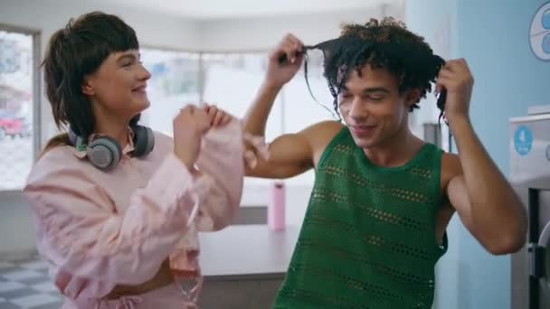Šťastný Pár Baví Prádelně Dva Vtipní Puberťáci Čekají Oblečení Radostný — Stock video