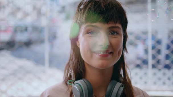 Hava Sabunu Baloncuklarında Poz Veren Hippi Kız Güzel Saç Stili — Stok video