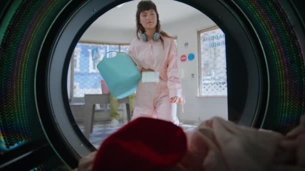 세탁을 캐주얼 서비스와 혼란스러운 헤드폰 열려있는 빨래방에서 — 비디오
