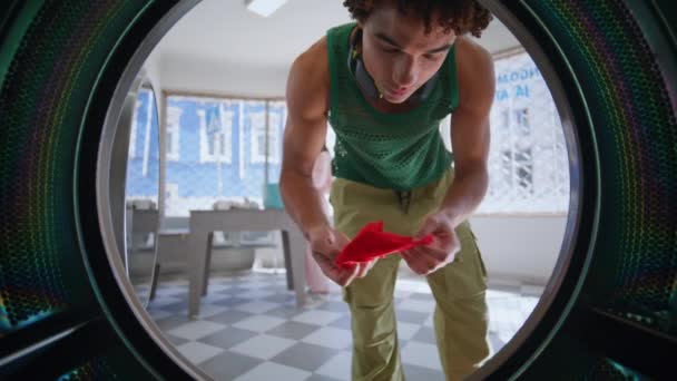 Mladý Muž Používá Prádelnu Detailně Samoobslužný Návštěvník Nakládající Barevné Šaty — Stock video