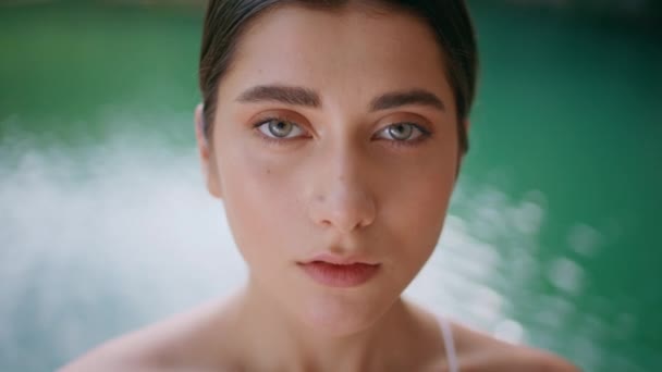 Πορτραίτο Γυναίκα Κοιτάζοντας Κάμερα Μπλε Λίμνη Κοντινό Ρομαντικό Τροπικό Κορίτσι — Αρχείο Βίντεο