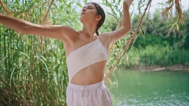 Гнучка Танцівниця Вигинає Струнке Сексуальне Тіло Райській Літній Природі Крупним — стокове відео