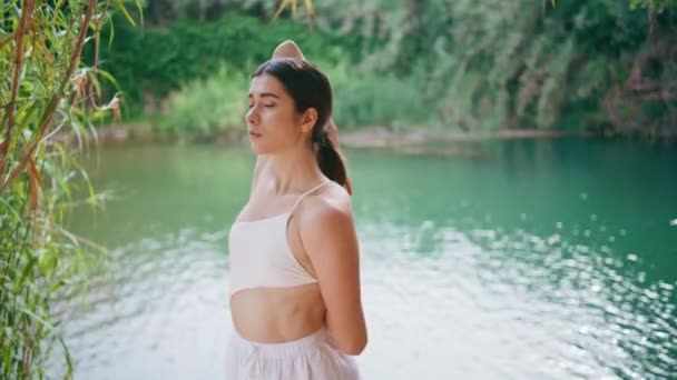 Yoga Vrouw Verbindt Handen Achter Turquoise Water Natuur Portret Slank — Stockvideo