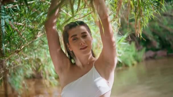 Portre Modeli Yaz Güneşinde Tropik Doğada Dinleniyor Beyaz Mayo Giymiş — Stok video