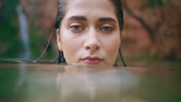 Portrétní Plavecký Model Pózující Tyrkysové Laguně Svůdná Brunetka Dívá Kameru — Stock video