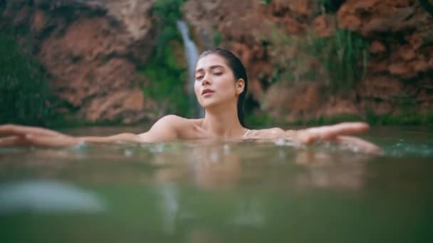 Uwodzicielski Model Pozujący Portret Jeziora Młoda Atrakcyjna Kobieta Patrząca Kamerę — Wideo stockowe