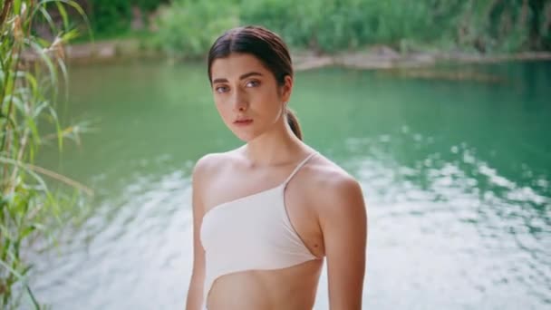 Portrait Fille Tropicale Posant Nature Lac Gros Plan Bouleversé Femme — Video