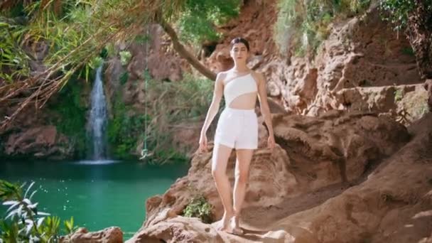 Modèle Yoga Pratiquant Asana Dans Grotte Forêt Tropicale Femme Sereine — Video